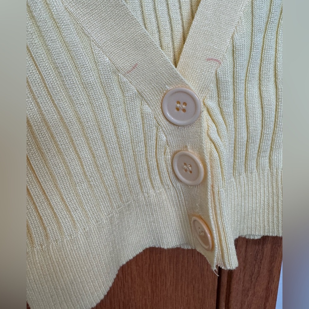 Princess Polly CS/S yellow crop cardigan NWT extra button - Picture 4 of 6